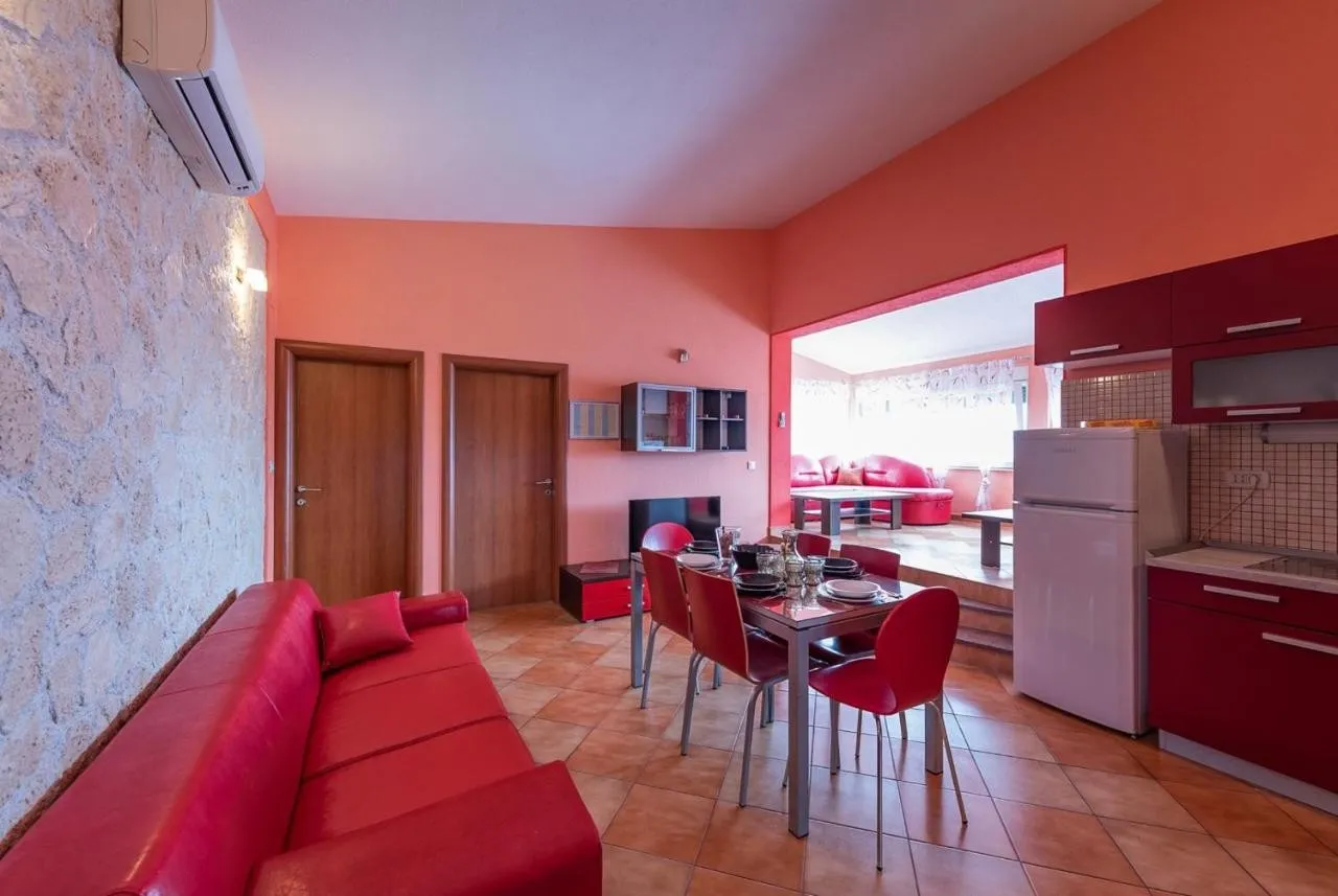 predivna vila s apartmanima i s bazenom, vinišće - slika 6