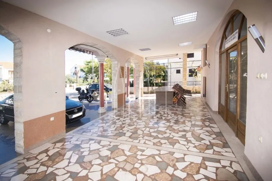 apartmanska kuća za zaljubljenike u turizam u vodicama, 980.00 m2 - slika 2