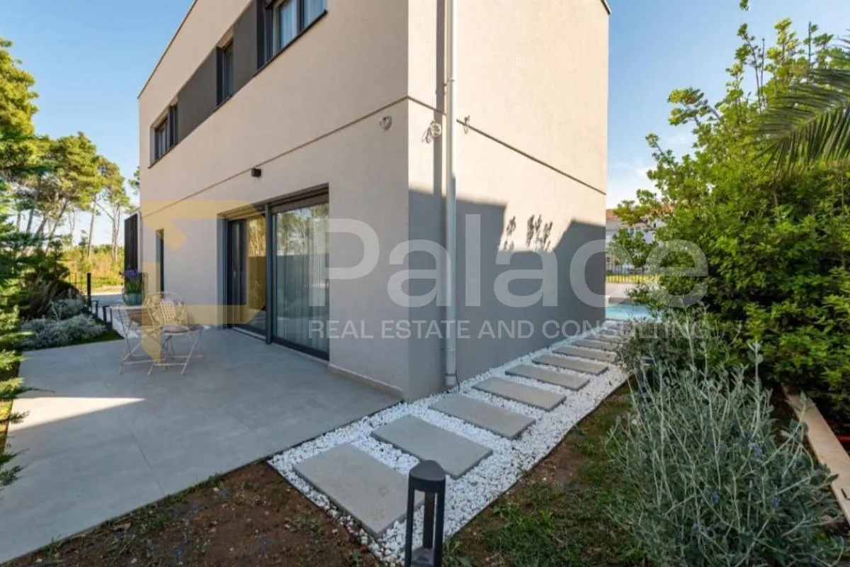 odmah useljiva dvojna villa 60 metara od mora - slika 13