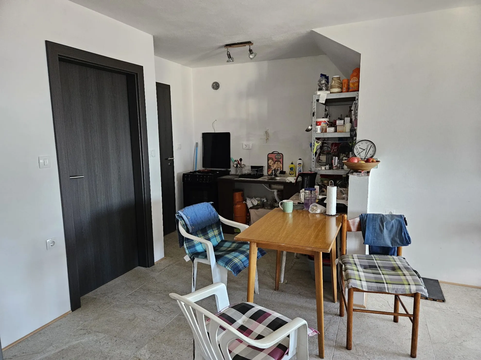 kuća s okućnicom u kostreni idealna za turistički najam, 210m2+140m2 - slika 2
