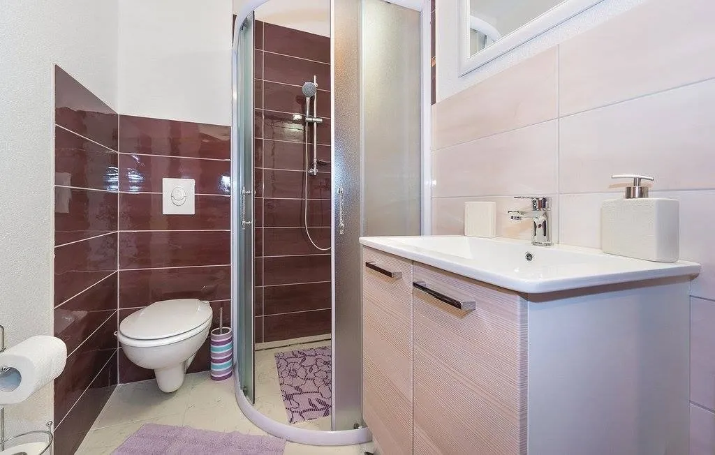 samostojeća kuća s apartmanima blizu plaže, grebaštica 270 m2 - slika 2