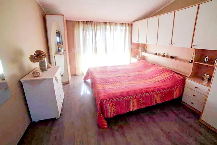 diklo! kuća sa tri stambene jedinice, 10m od mora - slika 8