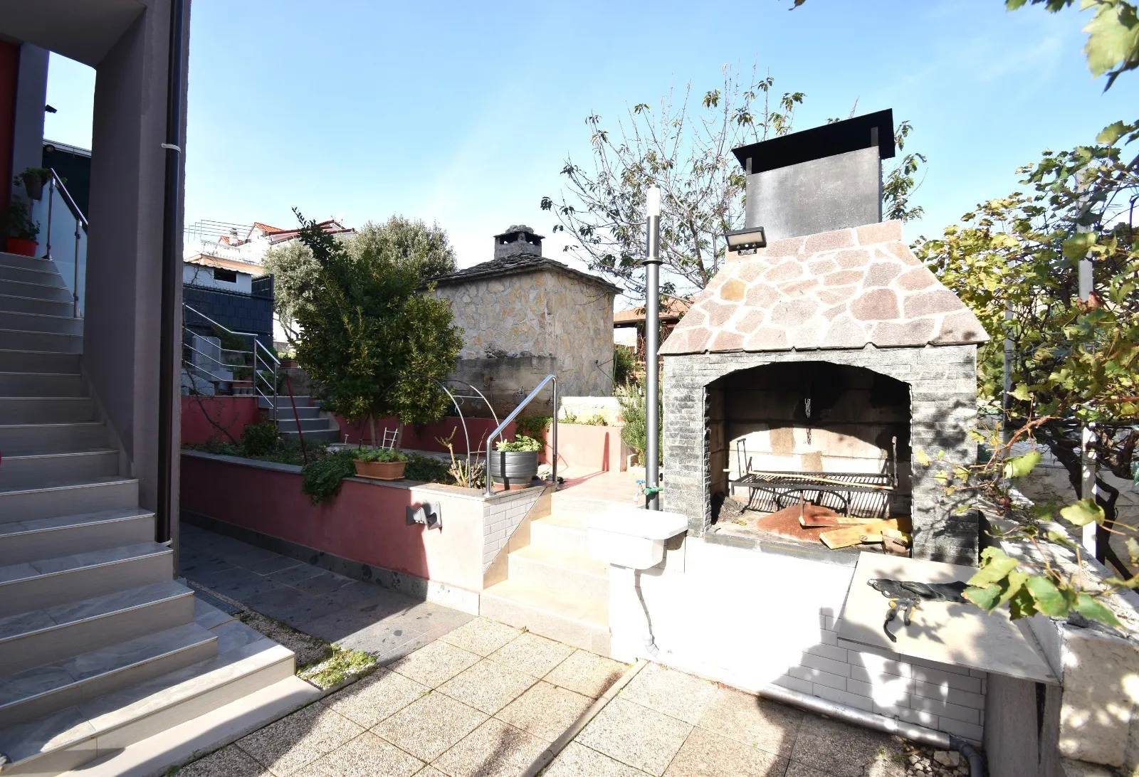 samostojeća kuća s apartmanima blizu plaže, grebaštica 270 m2 - slika 17