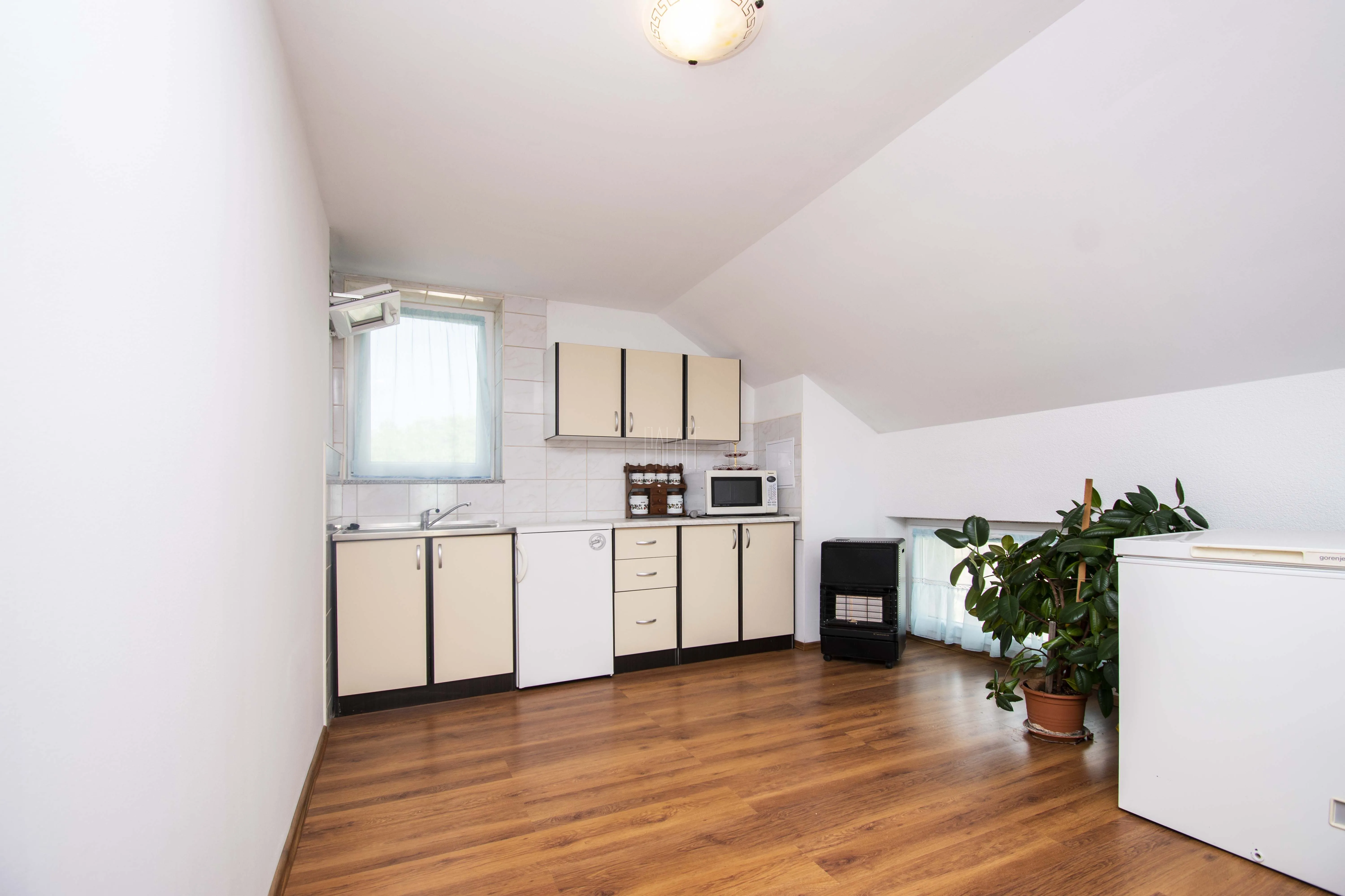 kuća s potkrovljem i okućnicom u zaleđu vodica, 300.00 m2 - slika 8