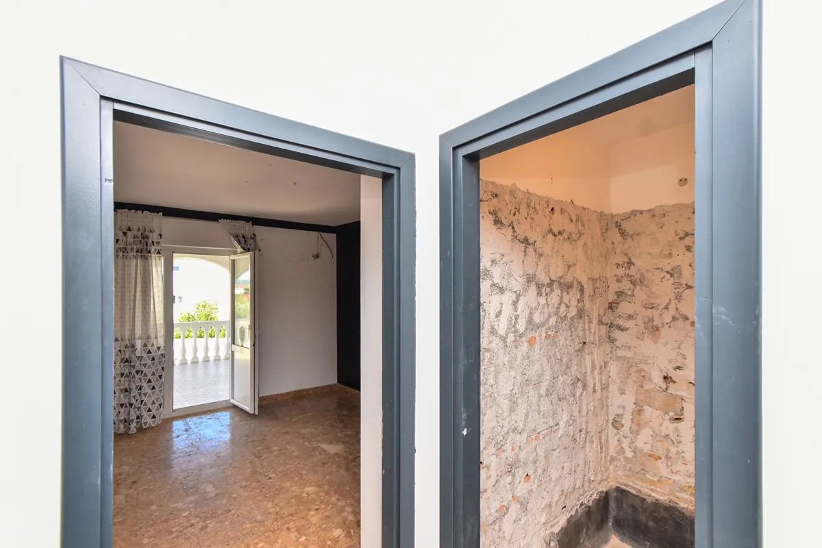 top lokacija: kuća blizu mora s 5 apartmana i dvorištem, srima 320 m2 - slika 14