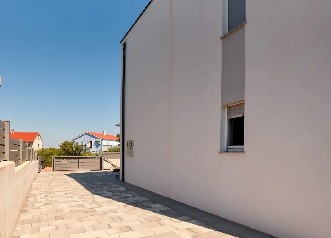nova dvojna namještena kuća katnica s vrtom, bilice stubalj, 133 m2 - slika 13