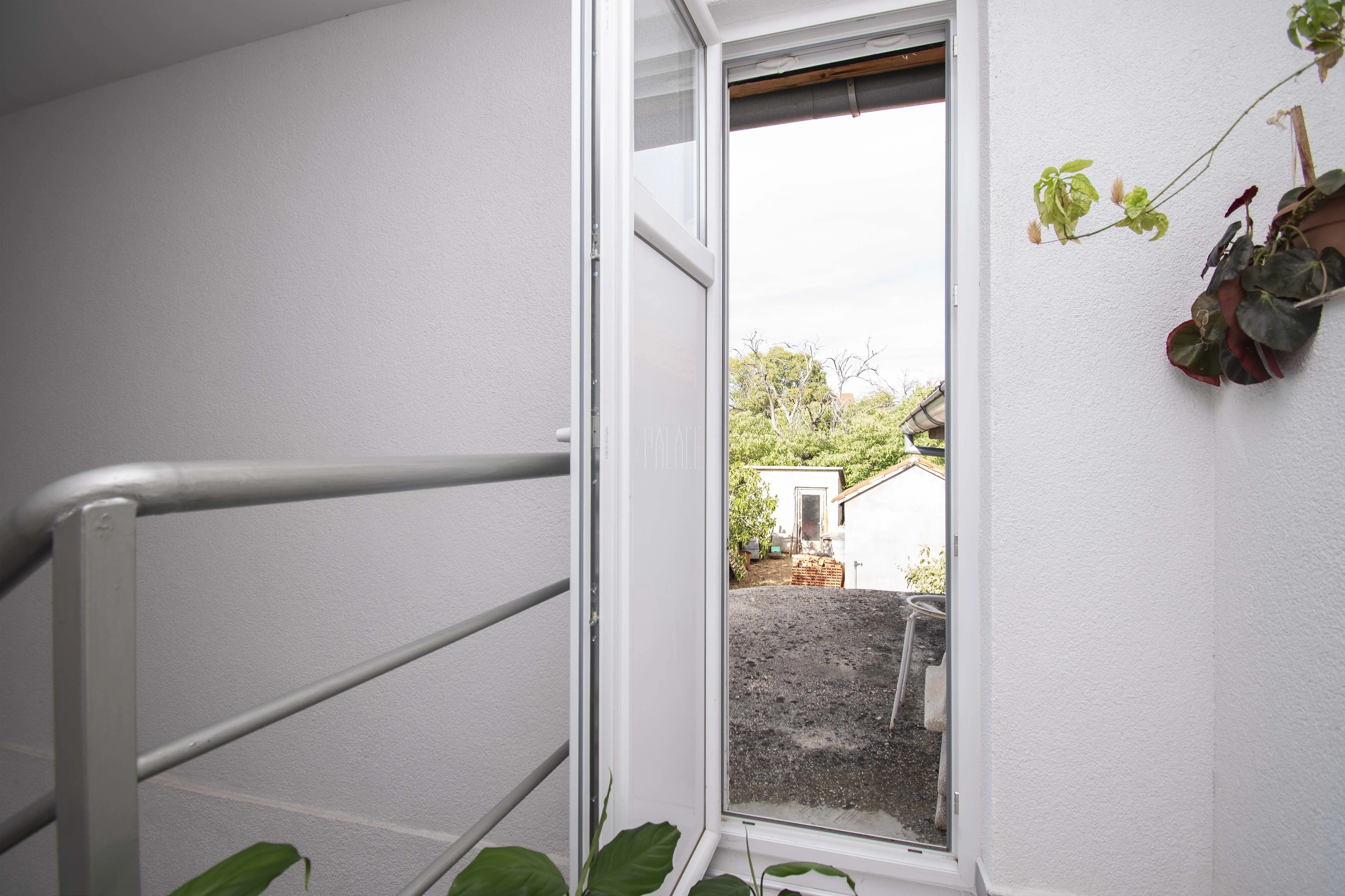 kuća s potkrovljem i okućnicom u zaleđu vodica, 300.00 m2 - slika 12