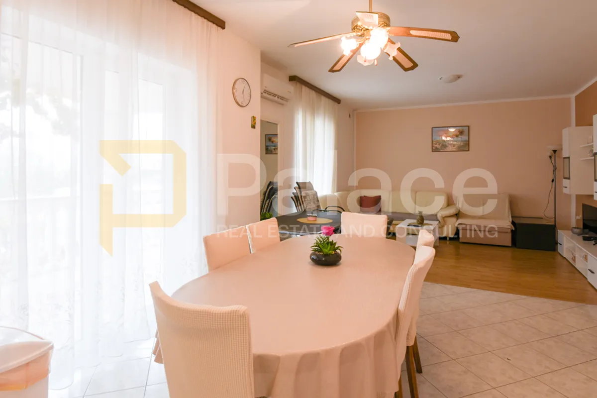 održavana kuća s apartmanima i dvorištem 500 m od mora, vodice 280 m2 - slika 11