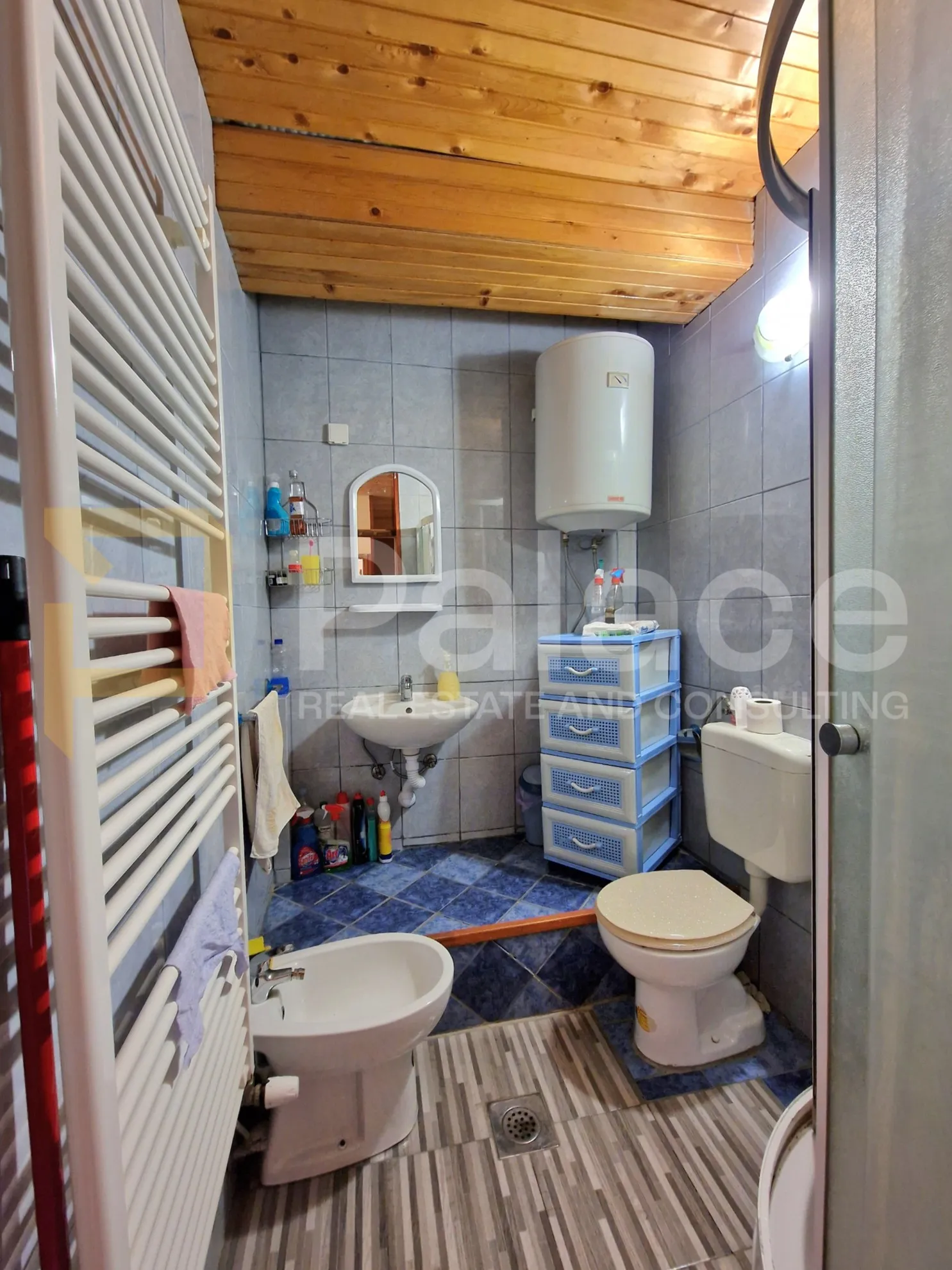 dvorišni stan s garažom i dodatnim stambenim prostorom, 150m2, centar - slika 13