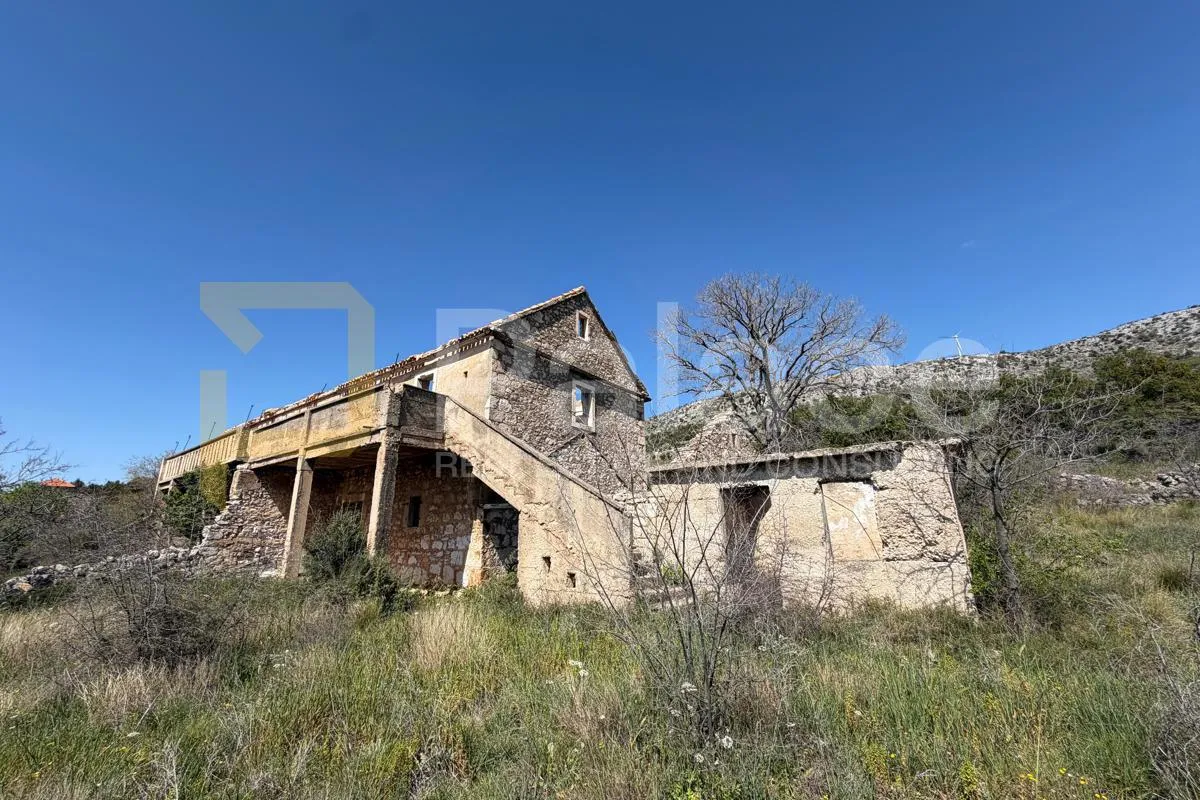 kamena dvojna kuća na velikoj parceli, 6632 m2 - slika 2