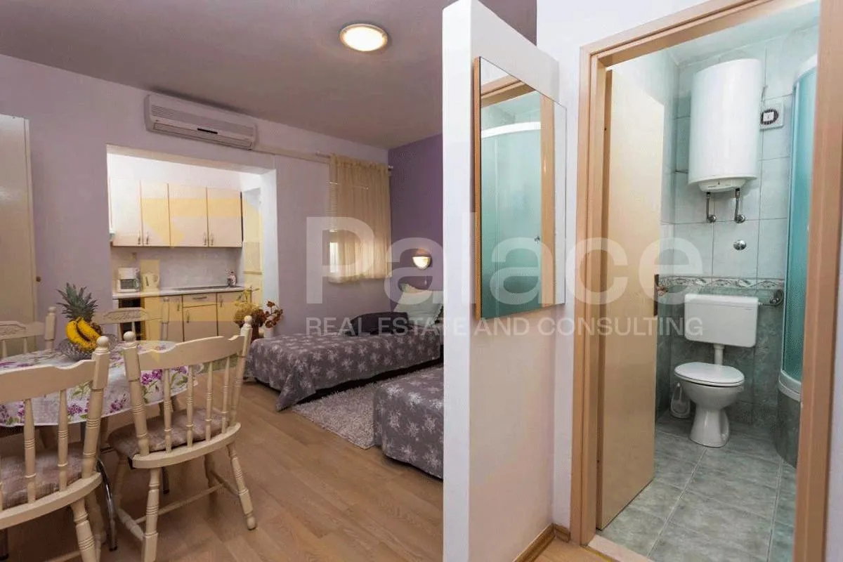 *prekrasna kuća s apartmanima, tučepi* - slika 9