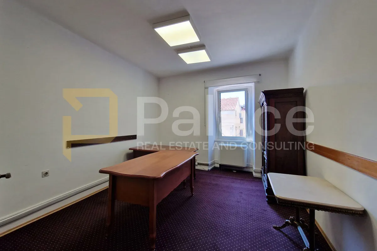 prvi kat poslovne zgrade za zakup – strogi centar rijeke, 98m² - slika 1