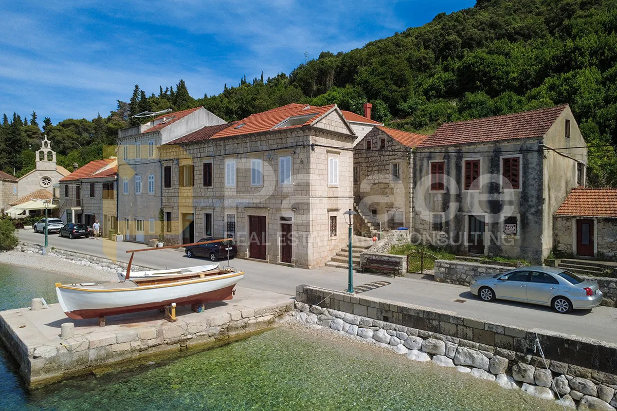 korčula, račišće - kamena kuća uz more i velika parcela - slika 2