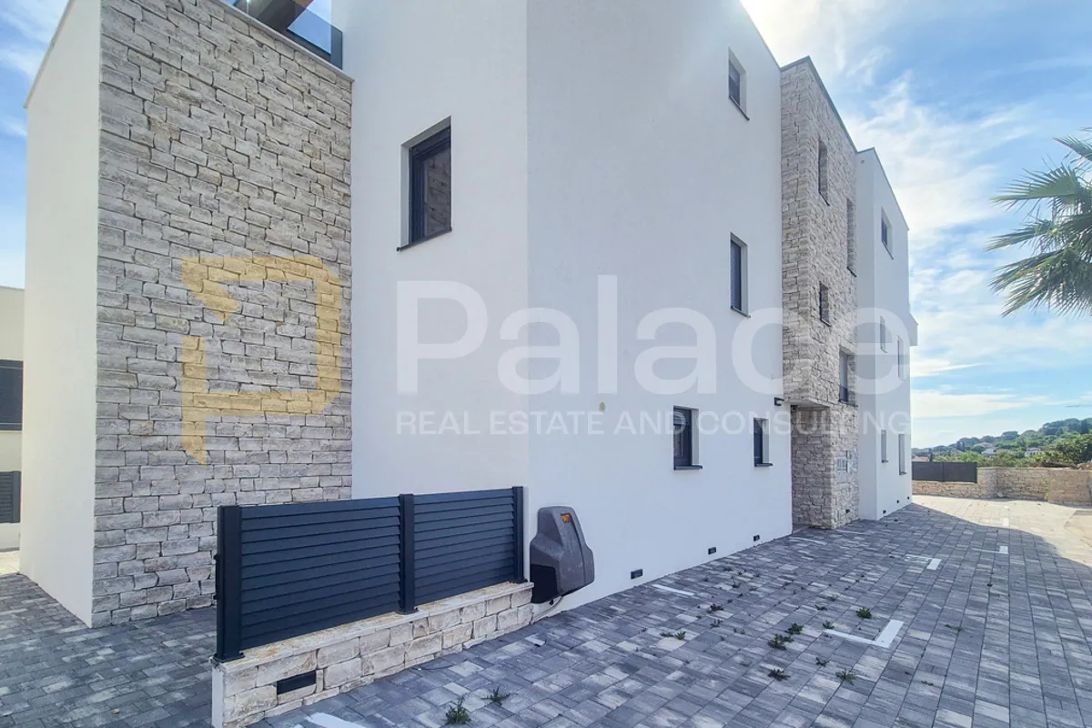apartman s vrtom, parkingom i pogledom, nova zgrada, murter 78 m2 - slika 5