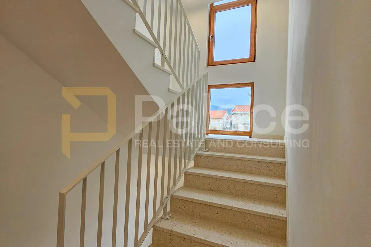 jedinstvena vila s bazenom u kaštel novom - slika 19