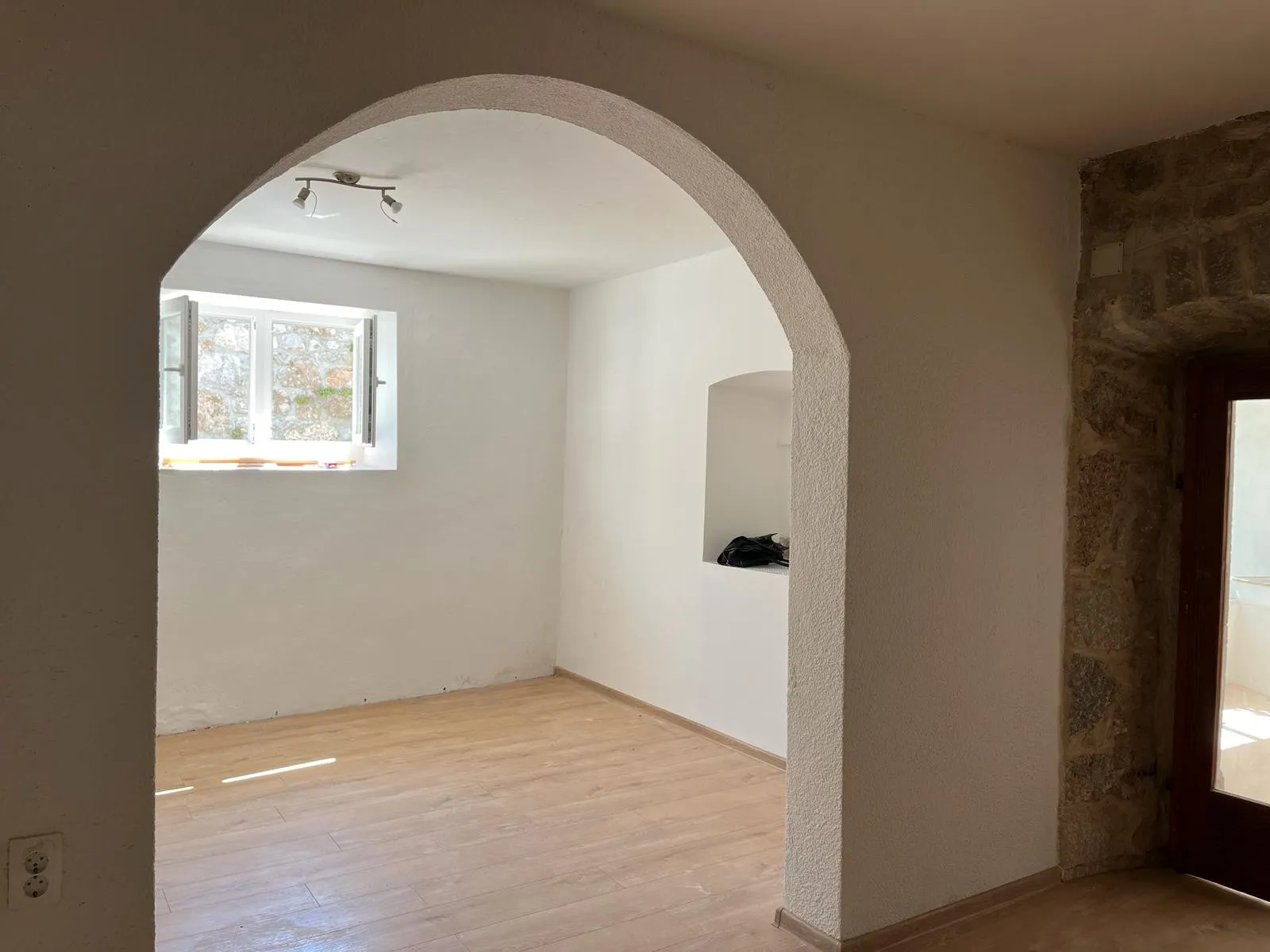 šarmantni apartman 68m2, oaza mira u bajkovitom bribiru - slika 11