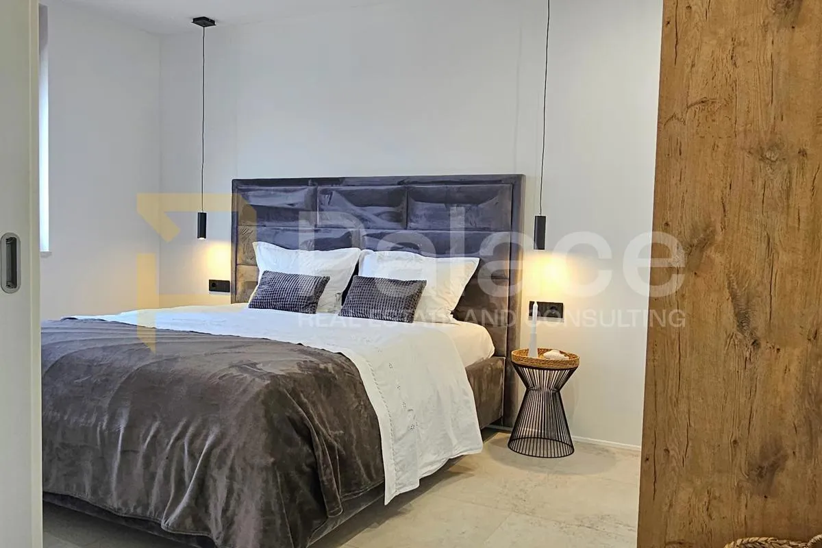 jedinstvena vila s bazenom u kaštel novom - slika 26