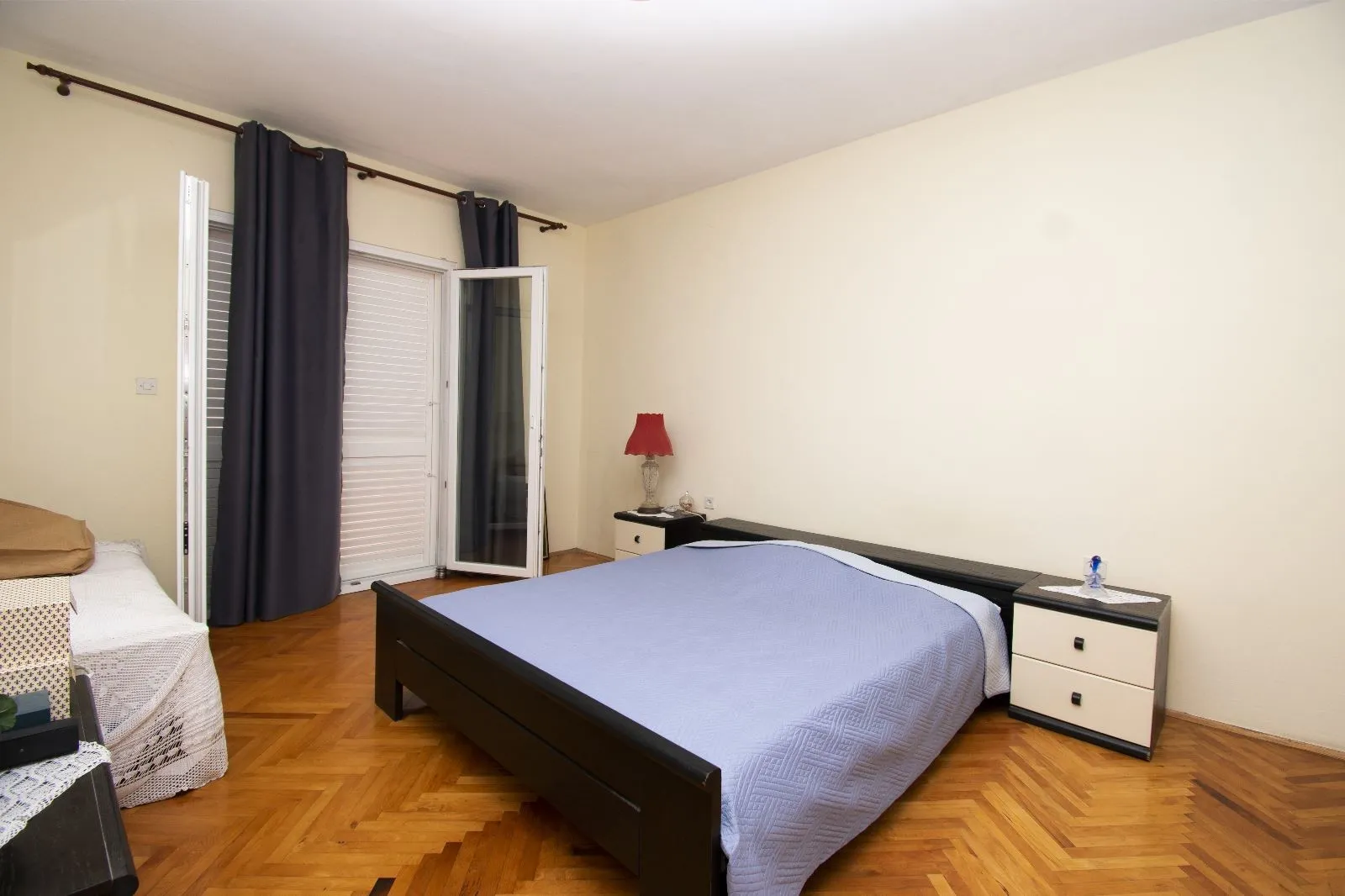 samostojeća kuća s lijepom okućnicom na brodarici - slika 8