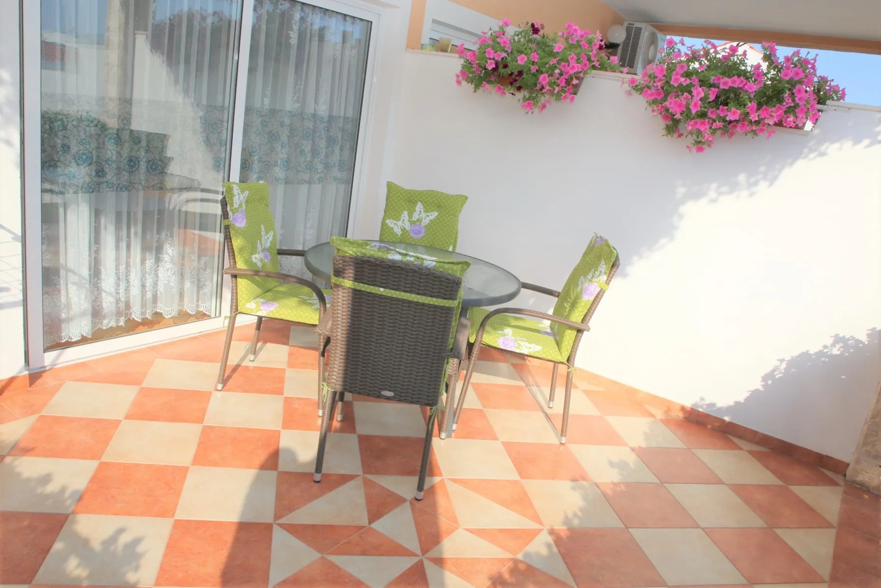 kuća u centru vodica s 5 apartmana i dvorištem 263.00 m2 - slika 8