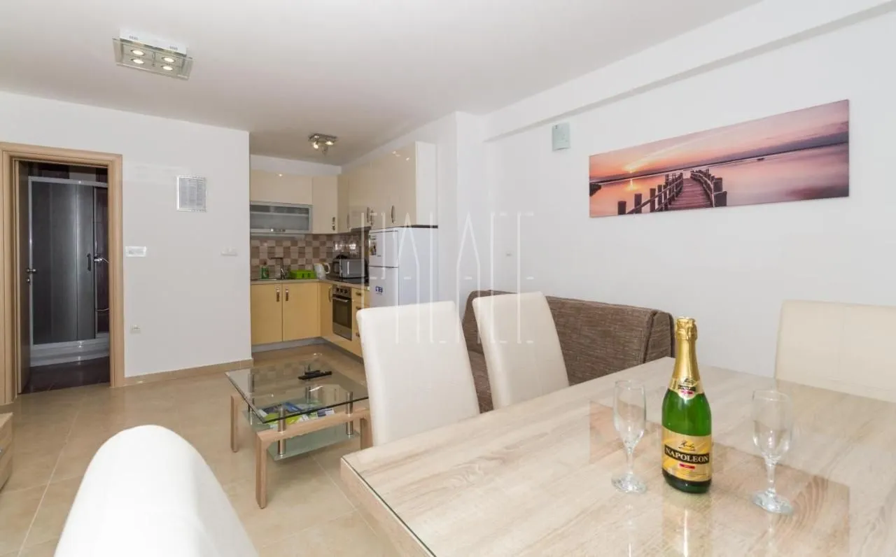 novouređena vila s 5 apartmana u centru vodica, 333.00 m2 - slika 8