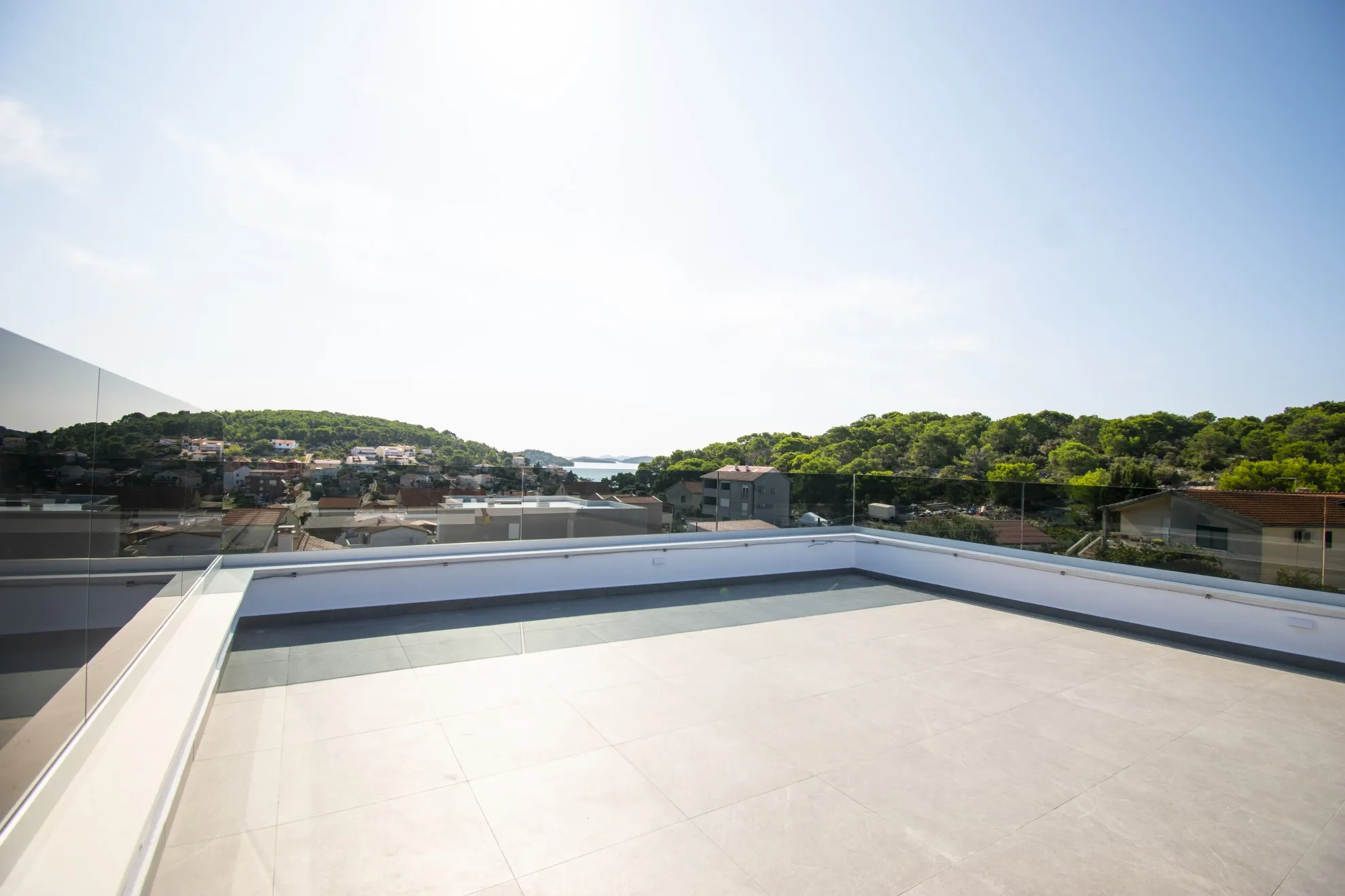luksuzni dvoetažni stan s krovnom terasom, pogled na more,tisno,120 m2 - slika 10