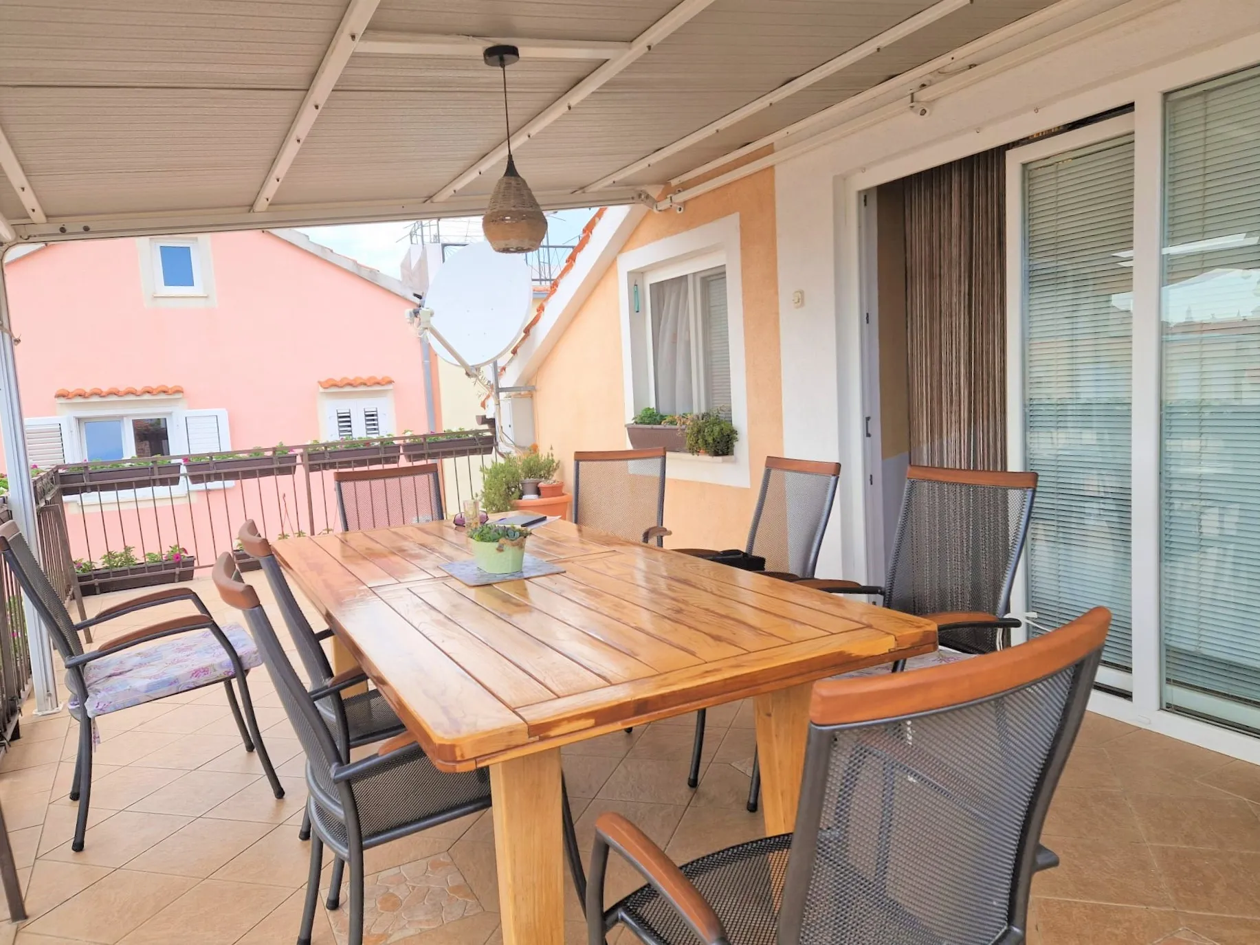kuća u centru vodica s 5 apartmana i dvorištem 263.00 m2 - slika 16