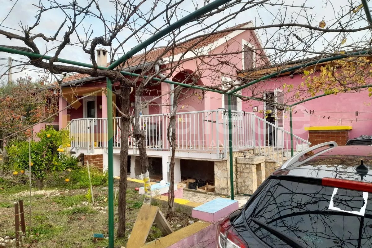 Smoković : Obiteljska kuća s okućnicom od 2021 m2 - Smoković, Zemunik Donji