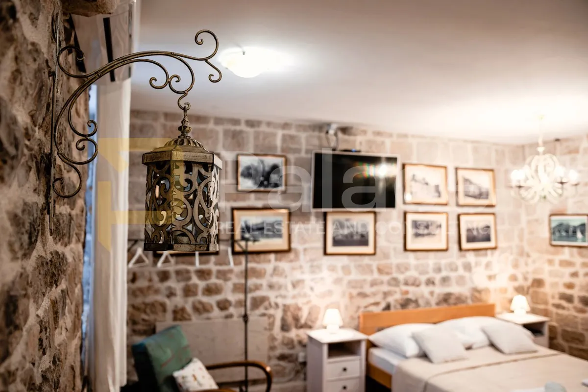šibenik : dva studio apartmana u samom centru grada u kamenoj kući - slika 5