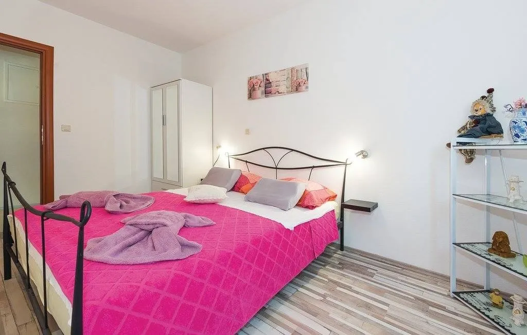 samostojeća kuća s apartmanima blizu plaže, grebaštica 270 m2 - slika 7