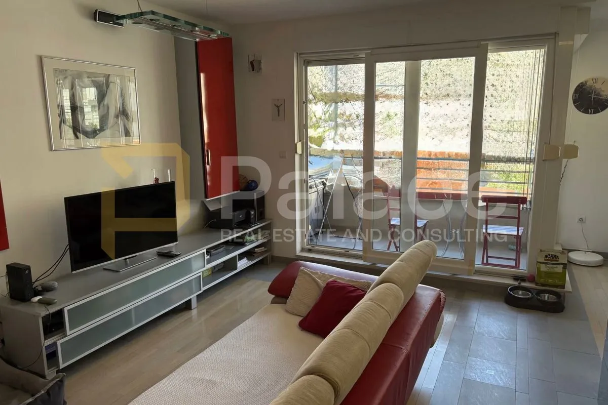 Prostrani dvoetažni stan s galerijom i pogledom na rijeku Cetinu-Omiš