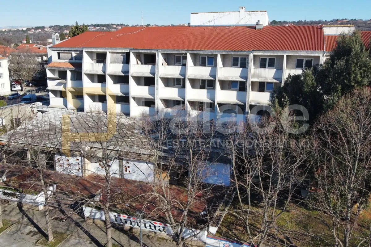jedinstvena prilika: hotel za renovaciju u centru benkovca - slika 3