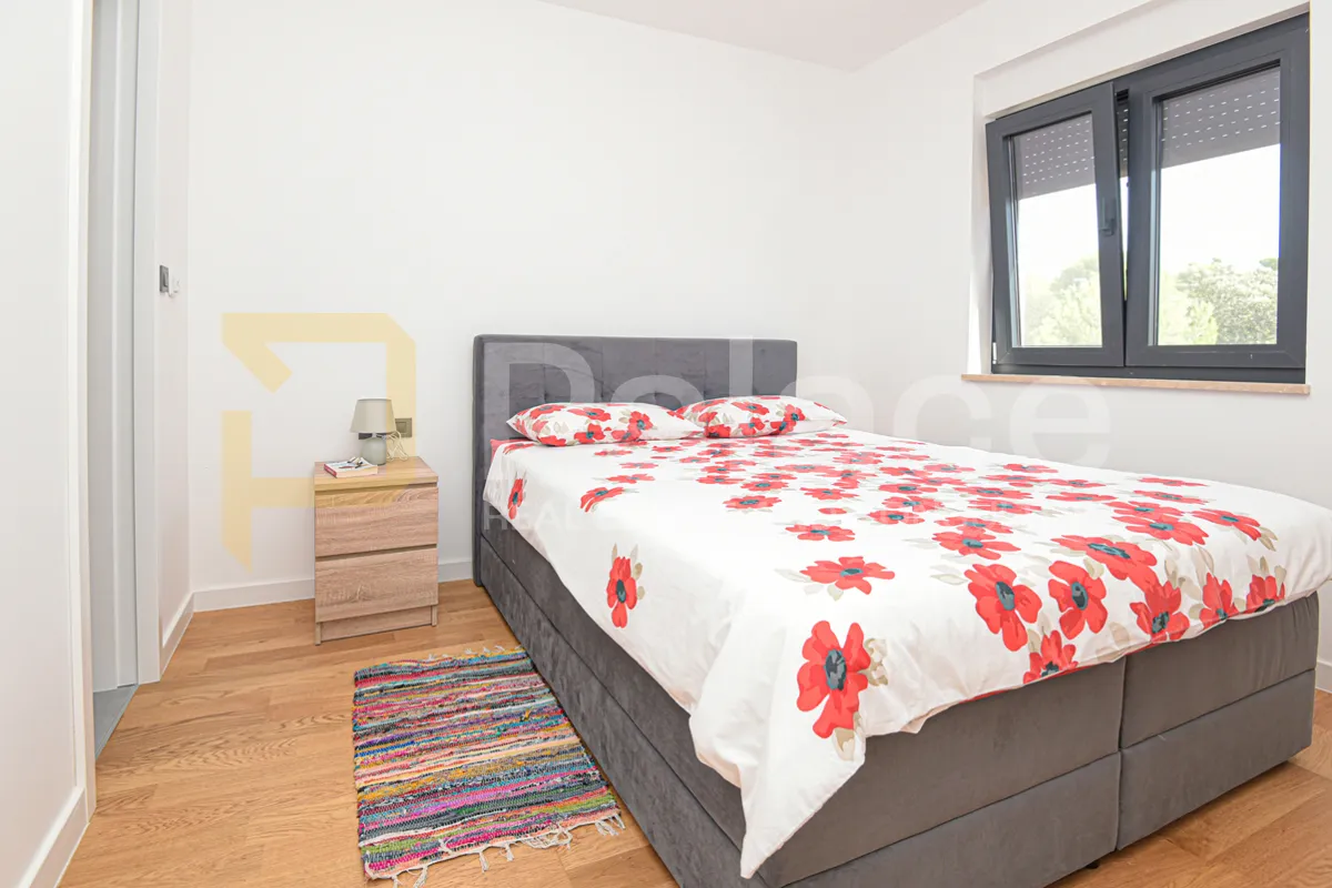 prekrasan dvosoban stan s pogledom na more i vrtom 73 m2, brodarica - slika 18
