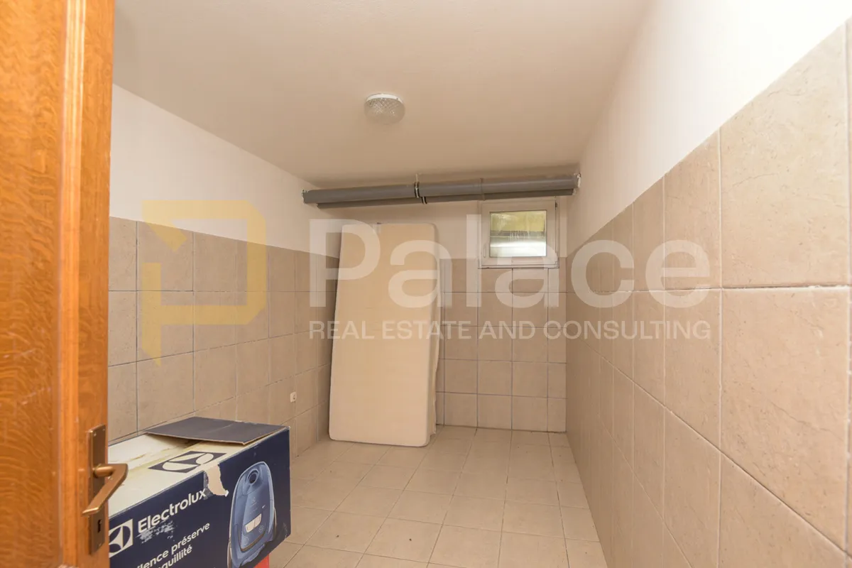 prekrasna kuća s 3 stana, pogledom i velikom okućnicom, vodice 370 m2 - slika 26