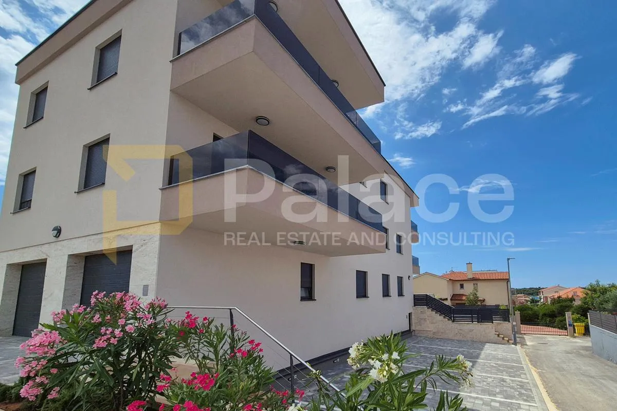 luksuzni penthouse s pogledom na more i garažom u pomeru - slika 13
