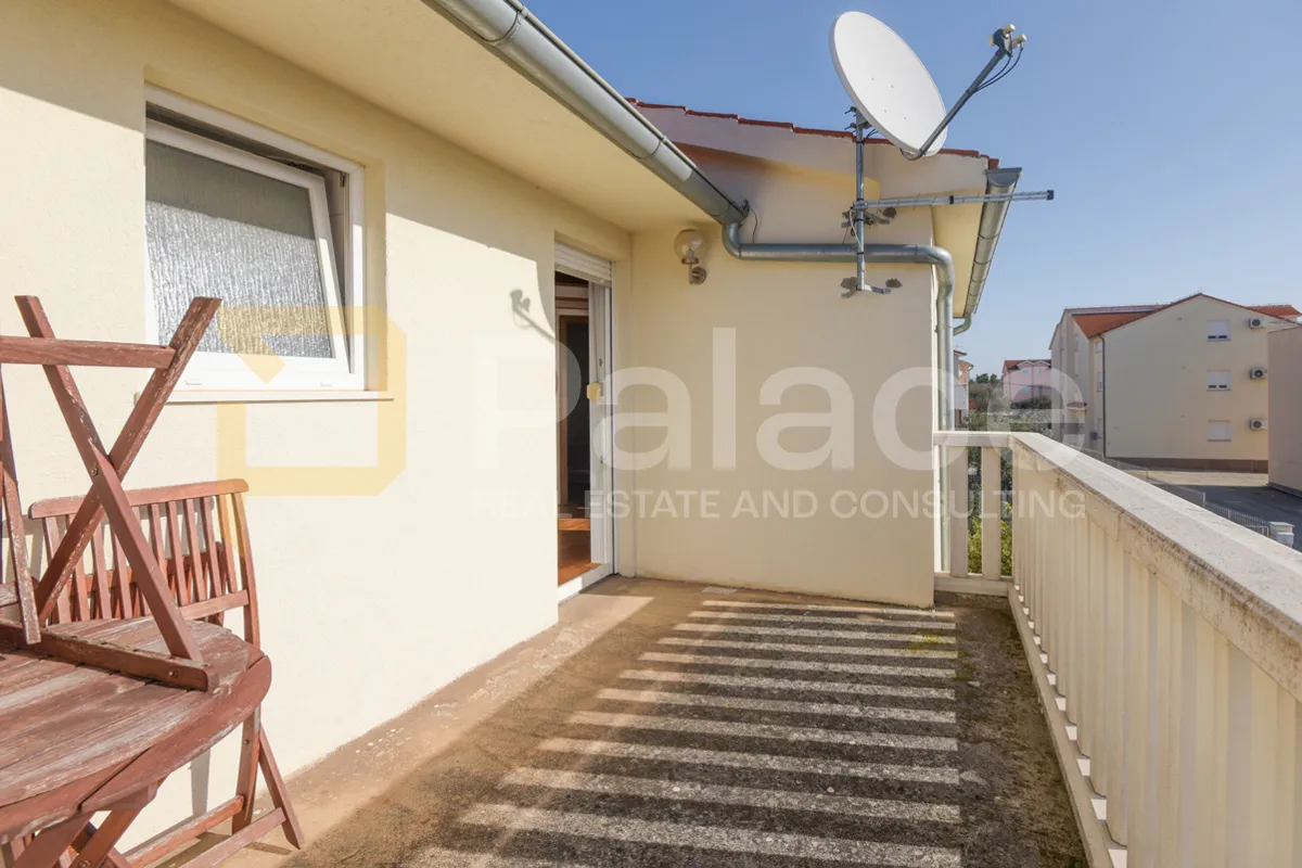 prekrasna kuća s 3 stana, pogledom i velikom okućnicom, vodice 370 m2 - slika 16