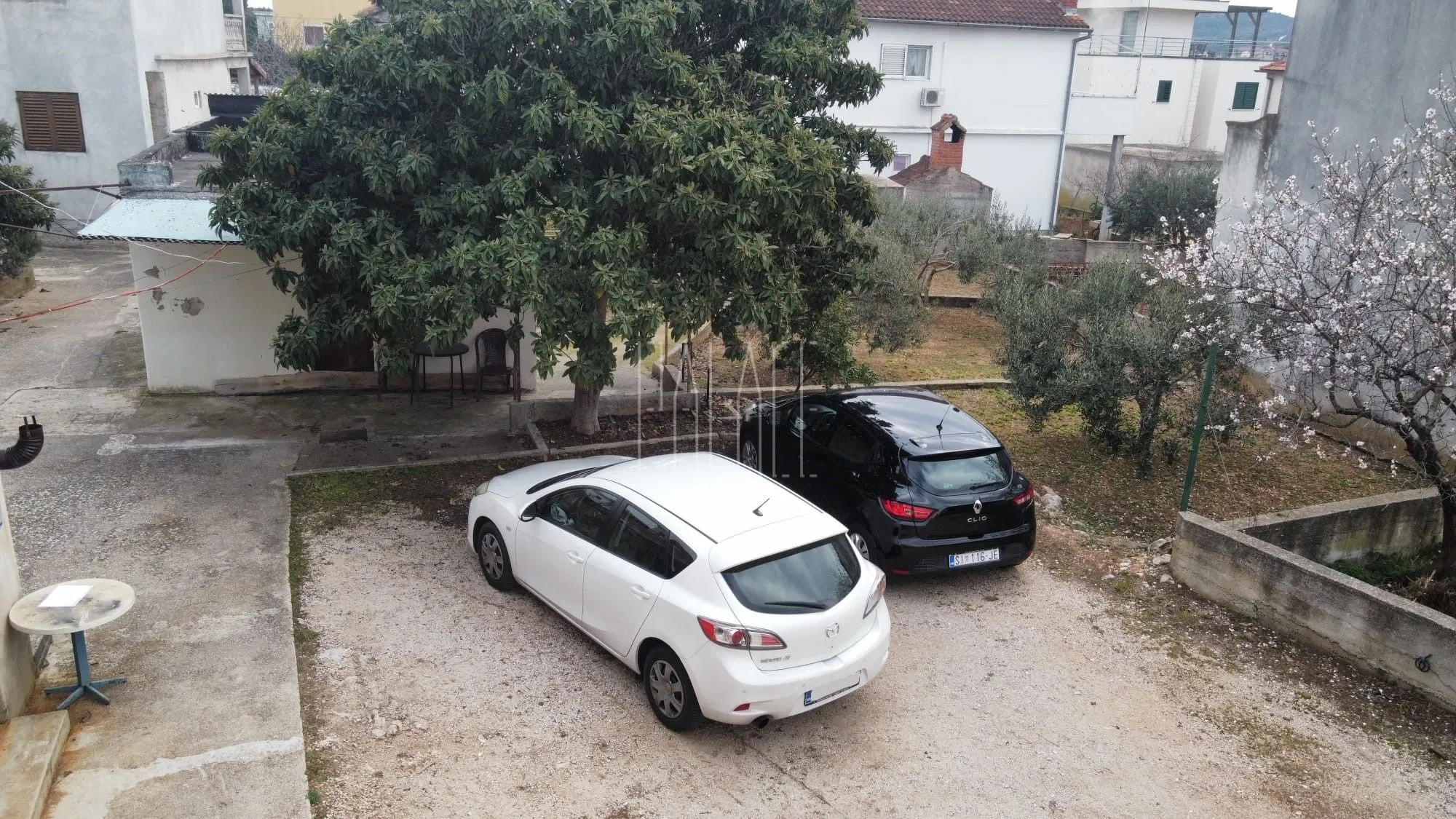 građevinski teren s priključcima i 3 legalna objekta, jezera, 528 m2 - slika 6