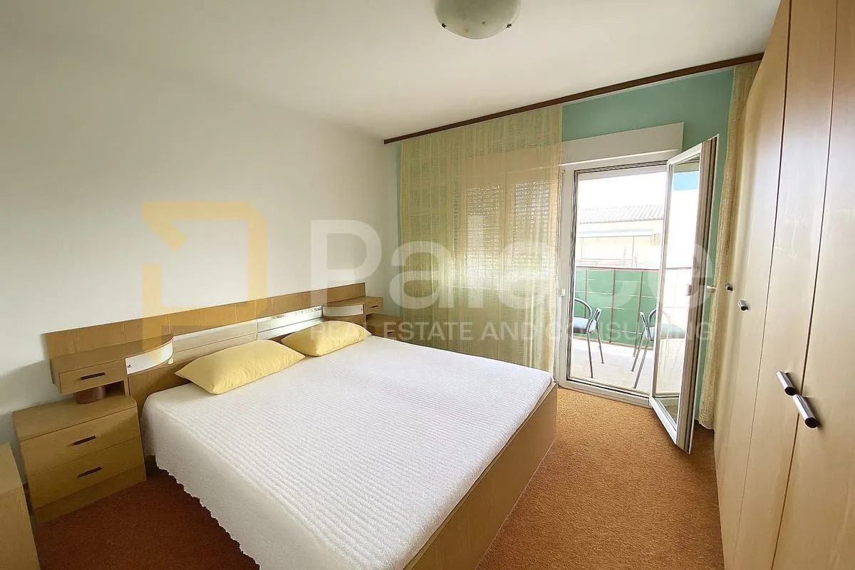stan 85 m², loggia i vrt, samo 150 m od plaže – kaštel stari - slika 2