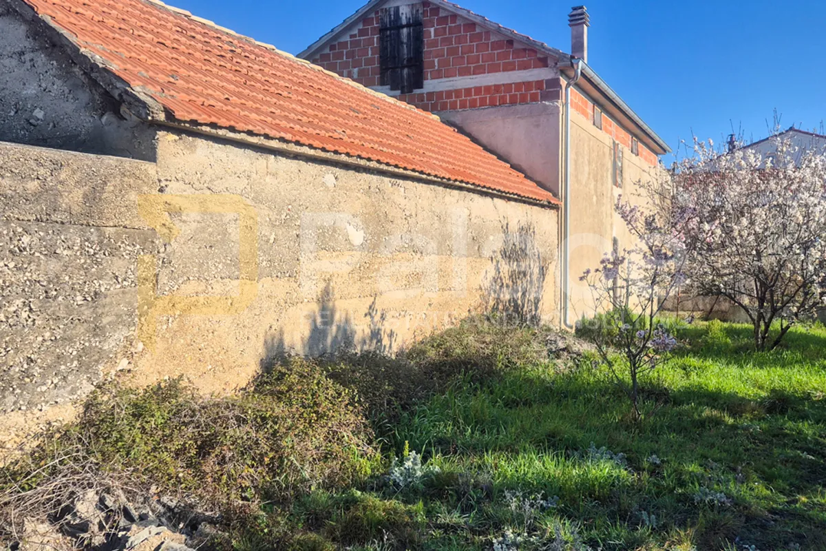 obiteljska kuća s velikom okućnicom, skradin bićine 131 m2 - slika 10