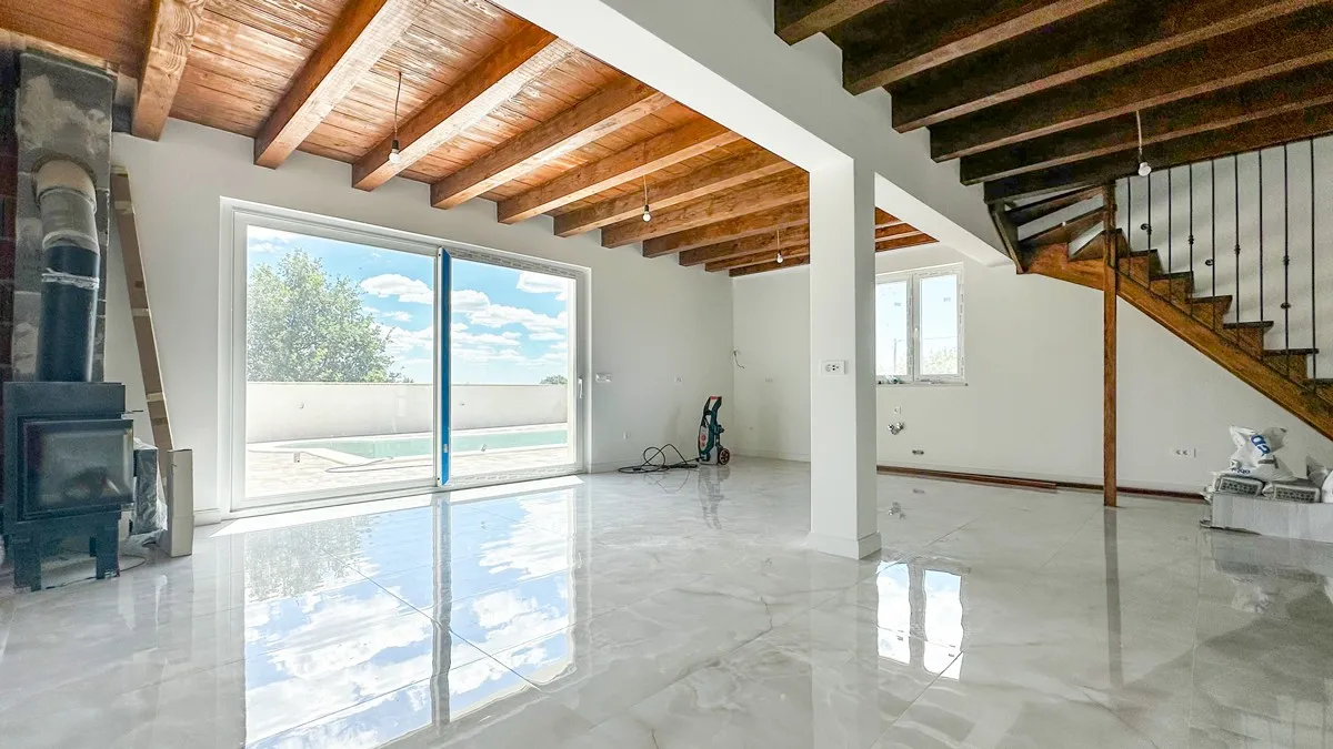 prekrasna kamena villa s bazenom - slika 3