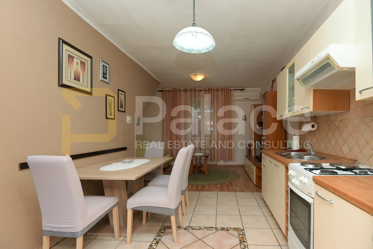 Dvosoban stan u gradu sa predivnim pogledom na šibenski kanal, 63 m2 - Šibenik