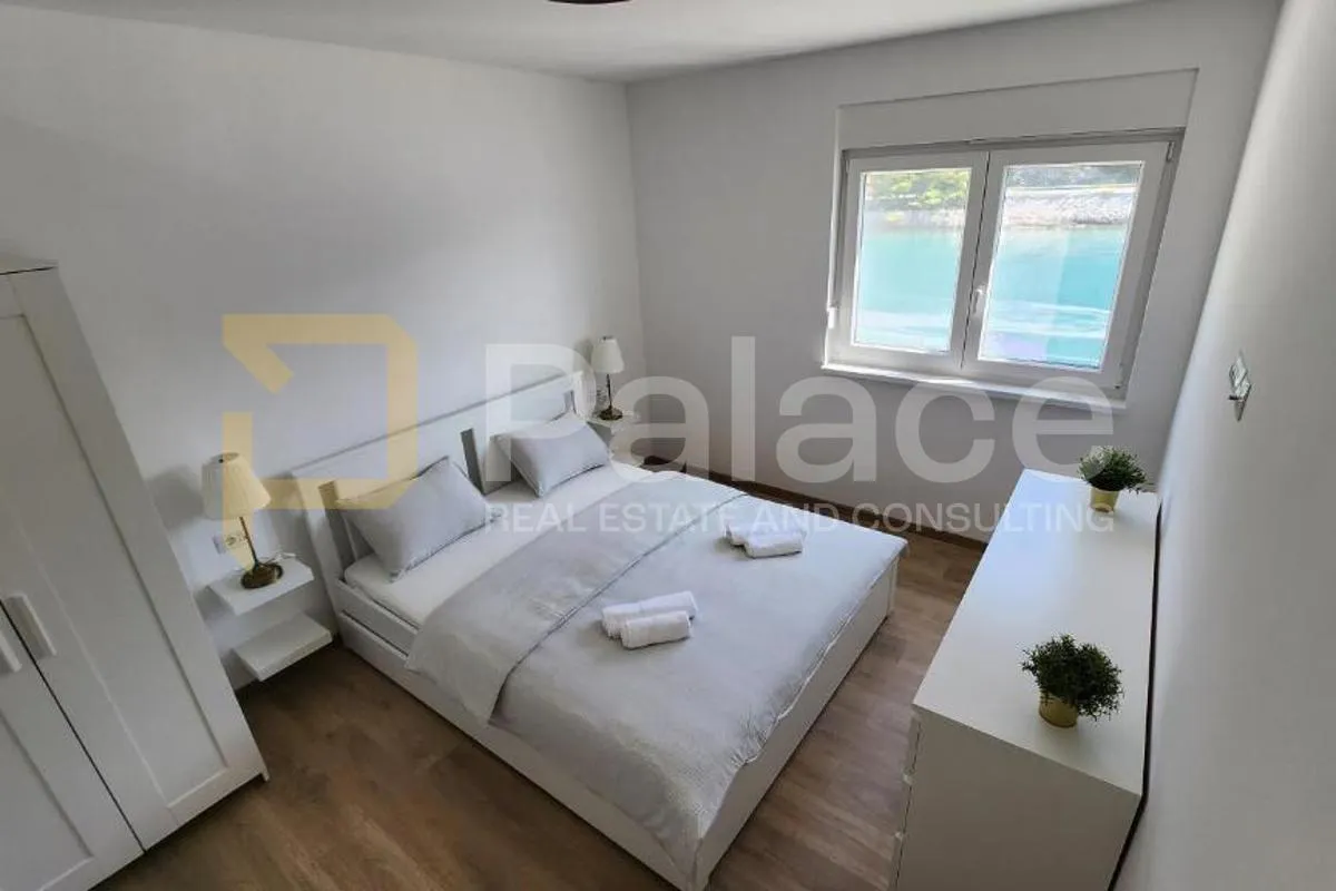 moderno opremljena apartmanska kuća, 1. red do mora, selca - slika 16