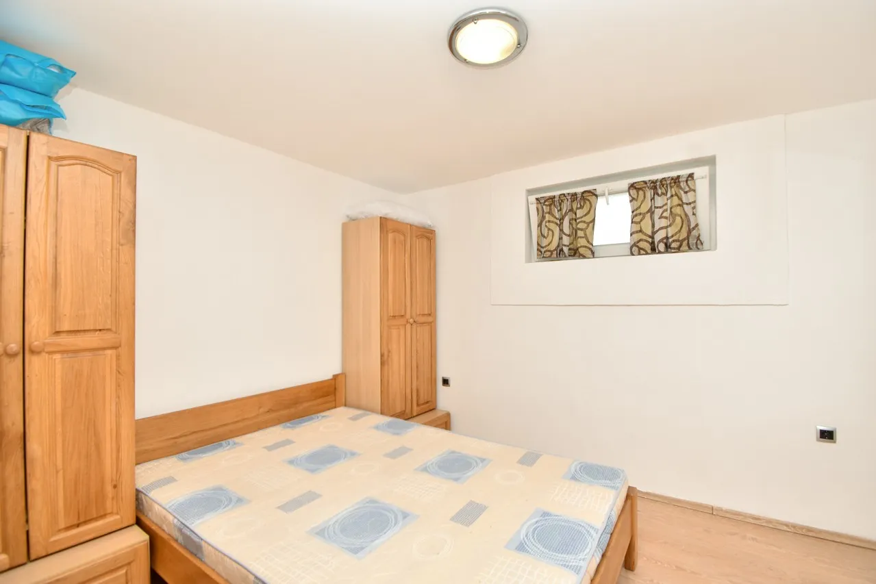 Stan u kući na obali sa tri uhodana apartmana - Tribunj