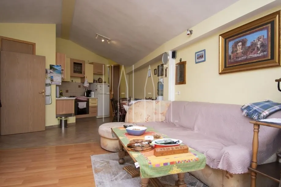 odlična kuća sa 2 stana i poslovnim prostorom u centru vodica, 254.00 m2 - slika 19