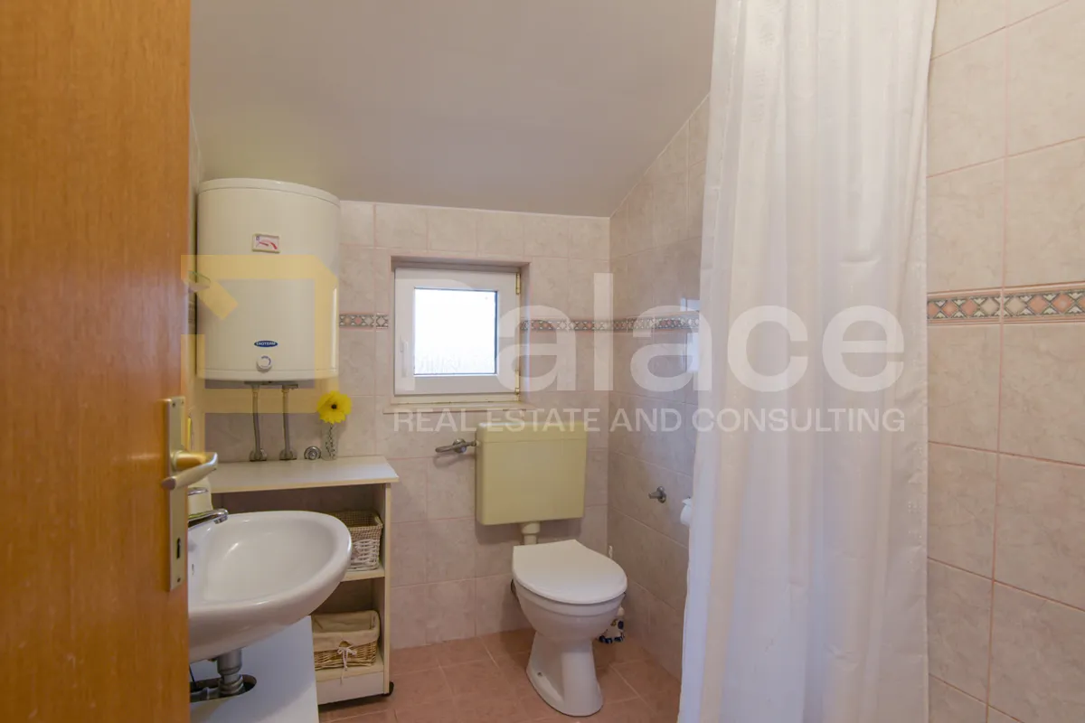održavana kuća s apartmanima i dvorištem 500 m od mora, vodice 280 m2 - slika 23