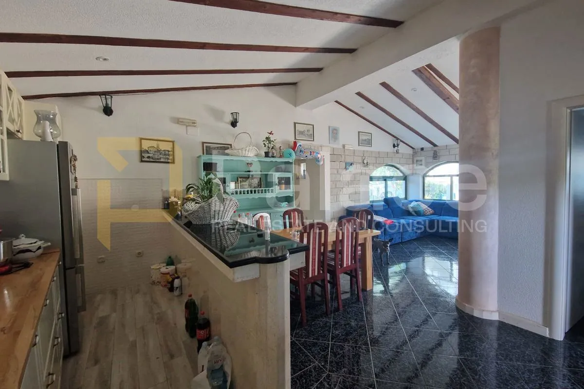 seget vranjica, prekrasna apartmanska kuća - slika 14