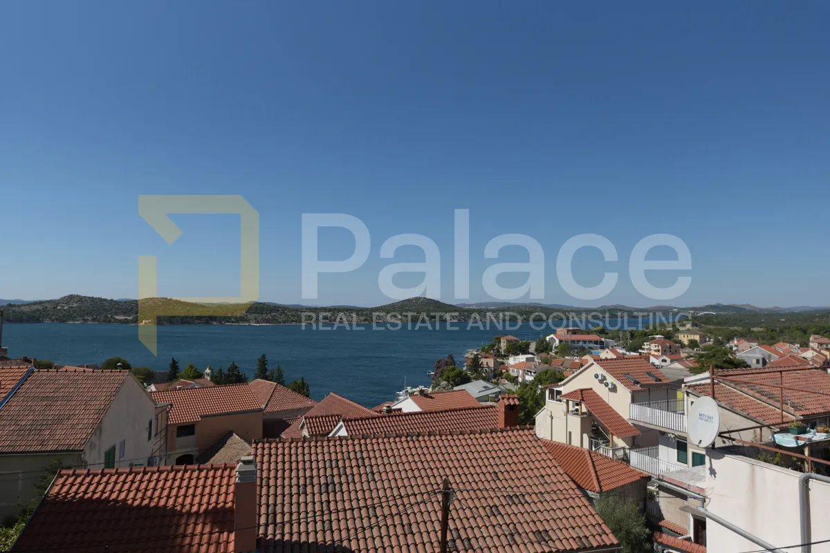 dvosoban stan u gradu sa predivnim pogledom na šibenski kanal, 63 m2 - slika 2