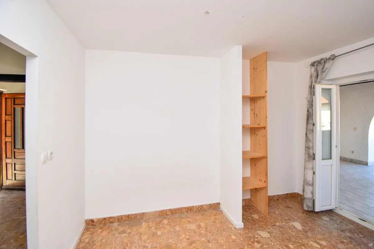top lokacija: kuća blizu mora s 5 apartmana i dvorištem, srima 320 m2 - slika 22