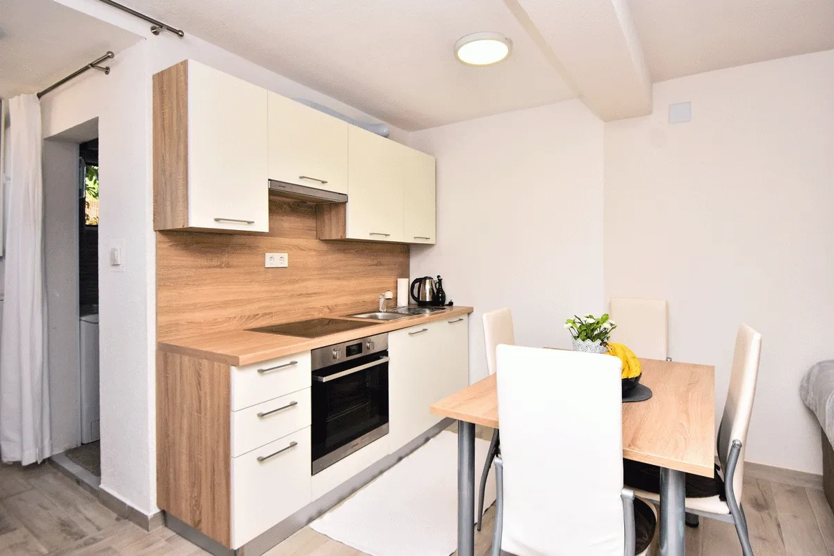 Prostrani studio apartman 39m2 u Primoštenu sa terasom i parkingom