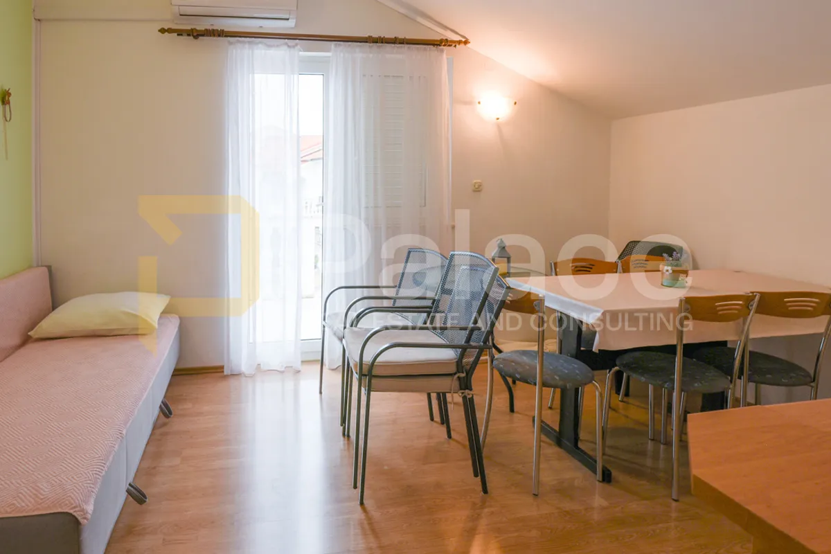 održavana kuća s apartmanima i dvorištem 500 m od mora, vodice 280 m2 - slika 22