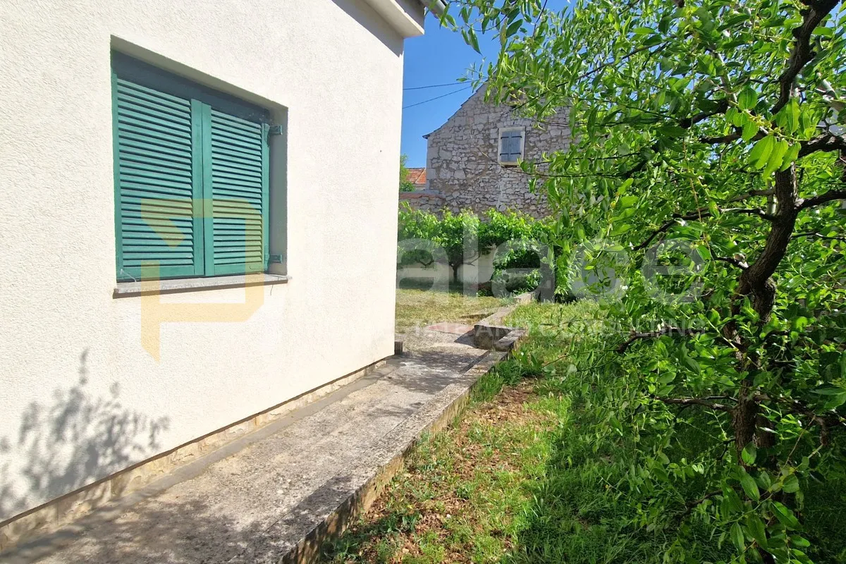 uređena prizemnica s velikim dvorištem, čista mala-vodice 120 m2 - slika 4